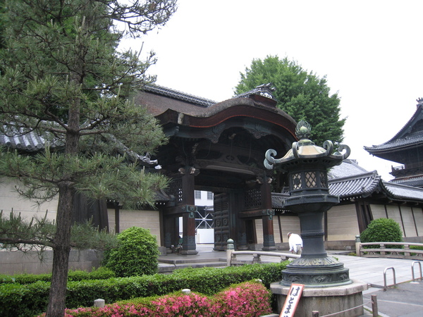 東本願寺其中一個門口